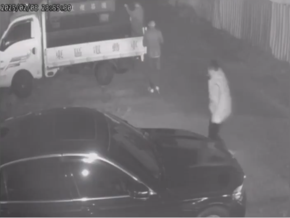 3男子疑午夜停車場隨處便溺、亂碰自用貨車 民眾怒報案
